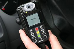 Smart Start SSI 20/30 - Profesjonalny alkomat z przetwornikiem elektrochemicznym połączony z układem blokady zapłonu pojazdu i wyposażony w aparat fotograficzny